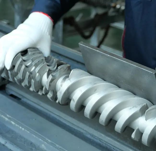 Kutheni imigca emnyama ibonakala ngokuphindaphindiweyo kwi-extruder? Eli nqaku likufundisa ukuba ukhawuleze uqonde ukuba ingaba ibangelwa yingxaki yombhobho okanye isikrufu.